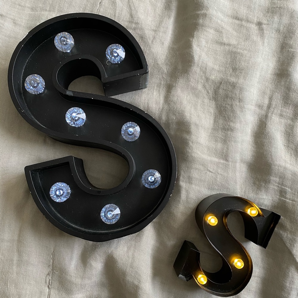 Two light up “S” - Picture 7 of 8